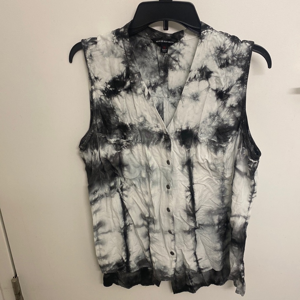 ROCK & REPUBLIC - black and white button up tank top with open back size XL